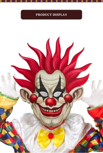 Détail d'un costume de clown effrayant avec masque EVA, cheveux rouges et tenue colorée