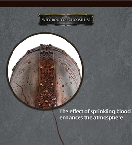 Detail van vintage middeleeuwse helm met bloedspat-effect voor cosplay kostuum