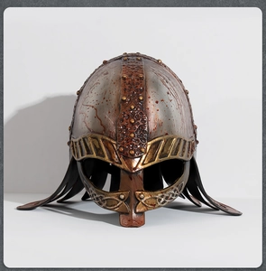 Detail van Vikinghelm met Keltische patronen, gouden rand en realistische bloedeffecten