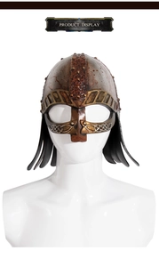 Detail van Viking helmmasker met realistische bloedeffecten en sierlijk snijwerk