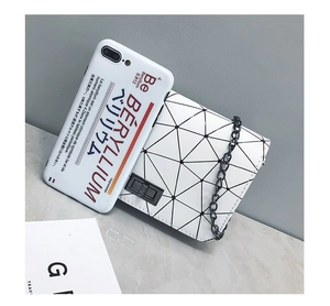 Dettaglio della mini borsa patchwork geometrica con tracolla a catena e telefono di riferimento