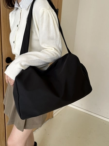 Grand sac cabas noir en nylon avec large bandoulière pour le sport et les loisirs