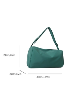 Sac fourre-tout sport en nylon vert avec dimensions 38x21x21cm sur fond blanc pur