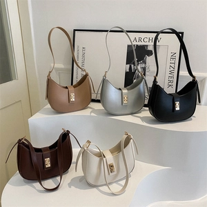Sac sous le bras minimaliste de style français en cinq couleurs sur présentoir