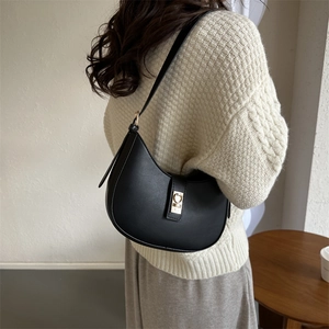 Sac à bandoulière hobo classique en cuir noir avec fermoir rotatif doré pour femme