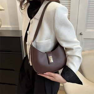 Sac à bandoulière vintage marron en forme de croissant avec fermoir rotatif doré élégant