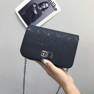 Borsa a tracolla nera moderna con motivi geometrici e chiusura a scatto quadrata
