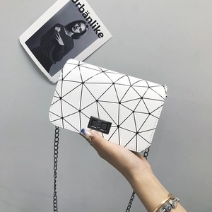 Borsa a tracolla bianca con motivo geometrico, chiusura a scatto nera e catena