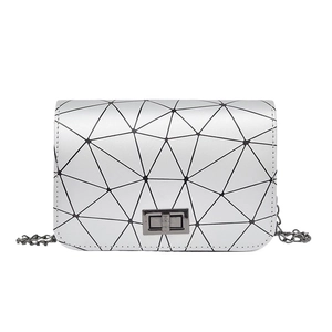 Borsa a tracolla geometrica con motivo a triangoli e catena metallica con chiusura a scatto
