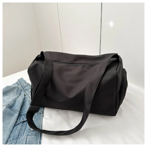 Bolso deportivo negro de nailon versátil con correa ancha para el hombro y espacio