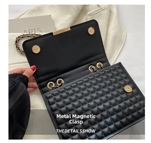 Dettaglio della borsa a tracolla nera trapuntata con fibbia magnetica dorata di lusso