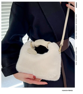 Détail du sac bandoulière en peluche avec fausse fourrure crème et chaîne en métal doré