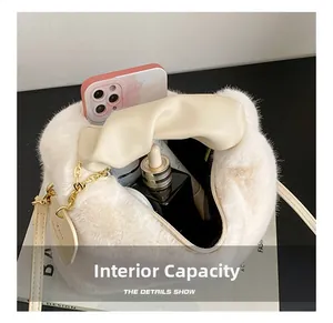 Vue intérieure du sac seau en peluche montrant la capacité pour téléphone et sérum