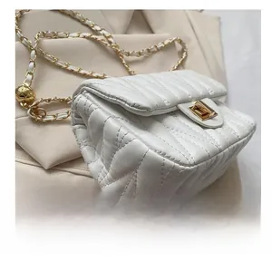 Détail du sac bandoulière blanc matelassé avec chaîne dorée et bille de réglage