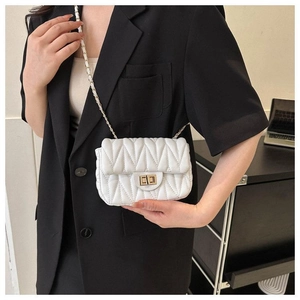 Détail du sac bandoulière blanc matelassé avec fermoir doré et bandoulière en chaîne