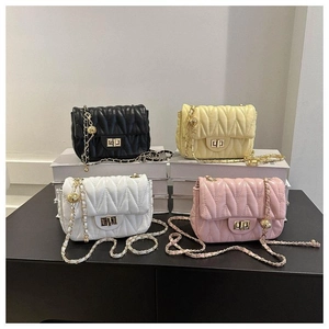 Sacs bandoulière matelassés en plusieurs couleurs avec chaîne dorée et coutures en V