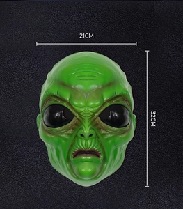 Vista frontale della maschera da alieno verde con dimensioni 21cm x 32cm su sfondo nero