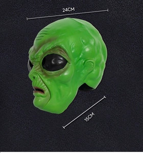 Dettaglio della maschera aliena verde con trama e dimensioni di 24 cm per 15 cm