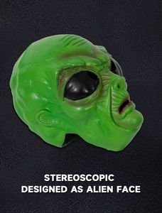 Dettaglio della maschera aliena verde con texture della pelle e design stereoscopico