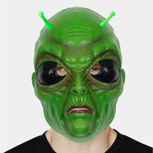 Dettaglio maschera aliena in lattice verde con pelle testurizzata e grandi occhi neri