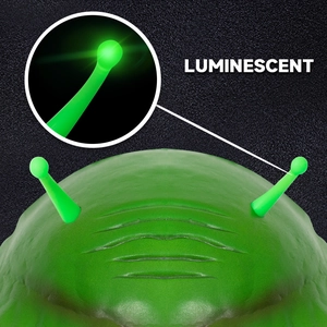 Dettaglio della maschera da alieno verde con antenne luminose e trama della pelle