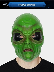 Dettaglio della maschera aliena verde con grandi occhi neri e texture della pelle realistica