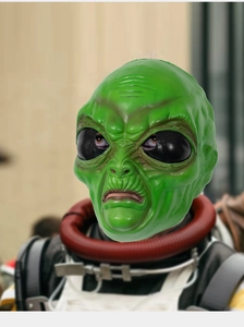 Dettaglio della maschera da alieno verde con occhi neri e texture realistica