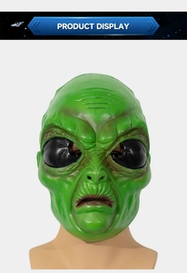 Dettaglio della maschera da alieno verde in lattice con texture della pelle e occhi neri