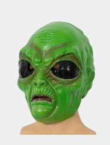 Dettaglio della maschera da alieno verde con texture della pelle e grandi occhi neri