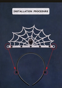 Detalle de instalación de la diadema de corona de telaraña gótica para Halloween