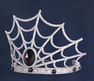 Detalle macro de corona de telaraña plateada con gemas negras para cosplay de Halloween