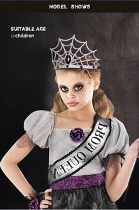 Detalle de corona de telaraña plateada con pedrería y banda de Prom Queen para niños
