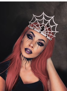 Detalle de corona de telaraña plateada con gema negra para disfraz de reina de Halloween