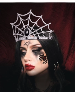 Detalle de corona de telaraña plateada con gemas negras para disfraz de Halloween