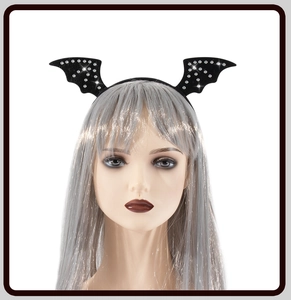 Detailansicht Halloween Fledermaus Flügel Haarreif mit Strasssteinen auf einem Model