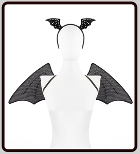 Detailaufnahme von Halloween-Fledermaus-Stirnband und Glitzerflügeln auf einer Puppe