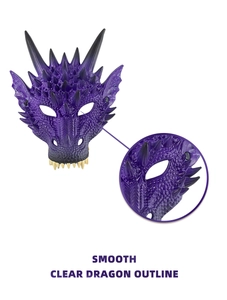 Vue détaillée du masque de dragon violet texturé avec motifs d'écailles et dents pointues