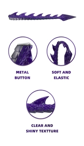 Détail de queue de dragon violette avec écailles bioniques, clip métal et texture souple