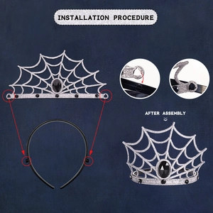 Corona de telaraña plateada para Halloween, muestra el montaje fácil en la diadema negra