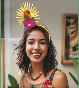 Detail eines LED Tropenpapagei-Haarreifens mit Blume für Strandparty-Dekorationen