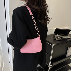 Sac à bandoulière rose à motif crocodile avec détail de bandoulière à chaîne à anneaux
