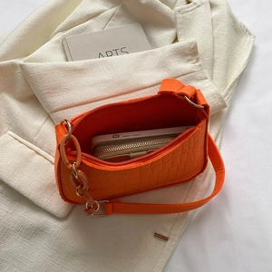 Vue détaillée du sac porté épaule orange texture croco avec chaîne résine et intérieur