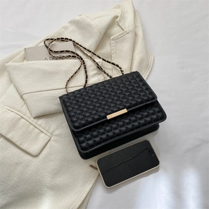 Borsa a tracolla trapuntata nera con catena dorata e dettaglio fibbia in metallo elegante
