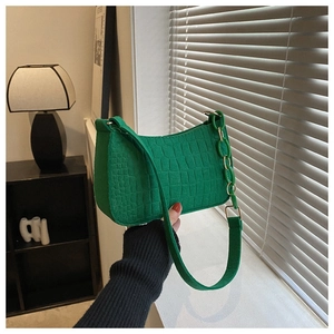 Détail du sac vert en similicuir crocodile avec chaîne épaisse acrylique et bandoulière