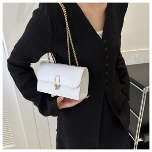 Vue détaillée du petit sac carré blanc verni avec bandoulière chaîne dorée porté par mannequin