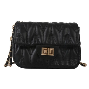 Sac bandoulière matelassé noir classique avec fermoir doré et bandoulière chaîne sur blanc