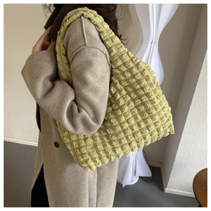 Vue détaillée du grand sac bandoulière souple avec sa texture gaufrée plissée unique