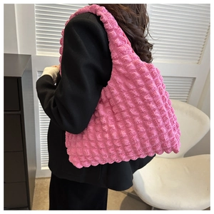 Detail einer leuchtend rosa Tragetasche mit Popcorn-Struktur und großem Fassungsvermögen