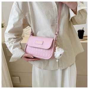 Borsa a tracolla in ecopelle rosa trapuntata con logo dorato e ciondolo a pompon morbido