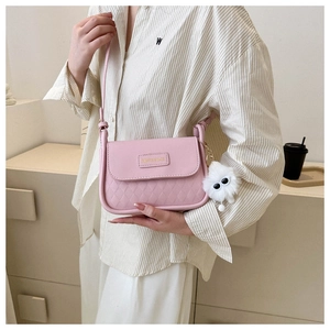 Dettaglio della borsa a sella in pelle PU rosa con motivo trapuntato e ciondolo